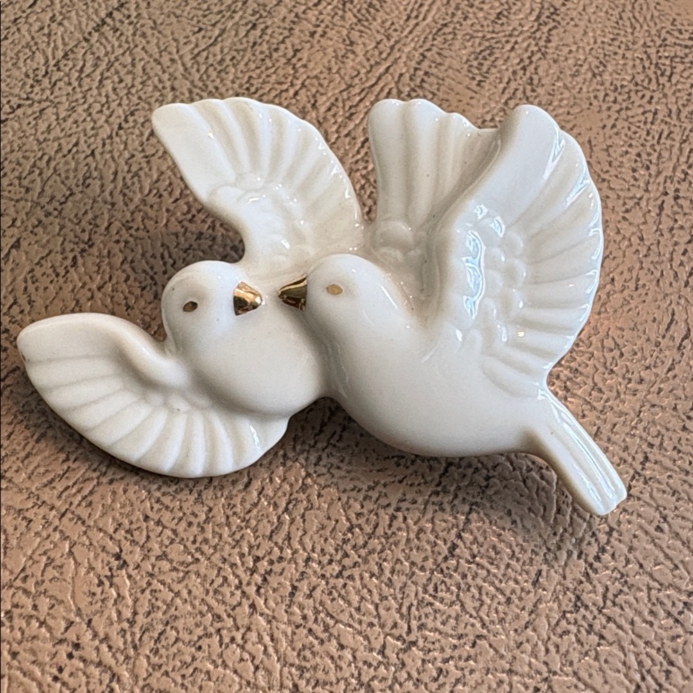 Vintage LENOX Pair of Doves Love Birds Porcelain Pin Brooch.